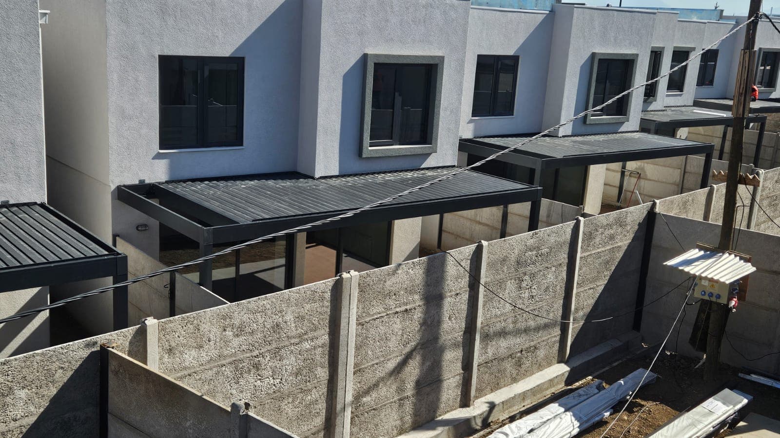 Terminación en instalación de EIFT y recubrimiento de fachadas casas A