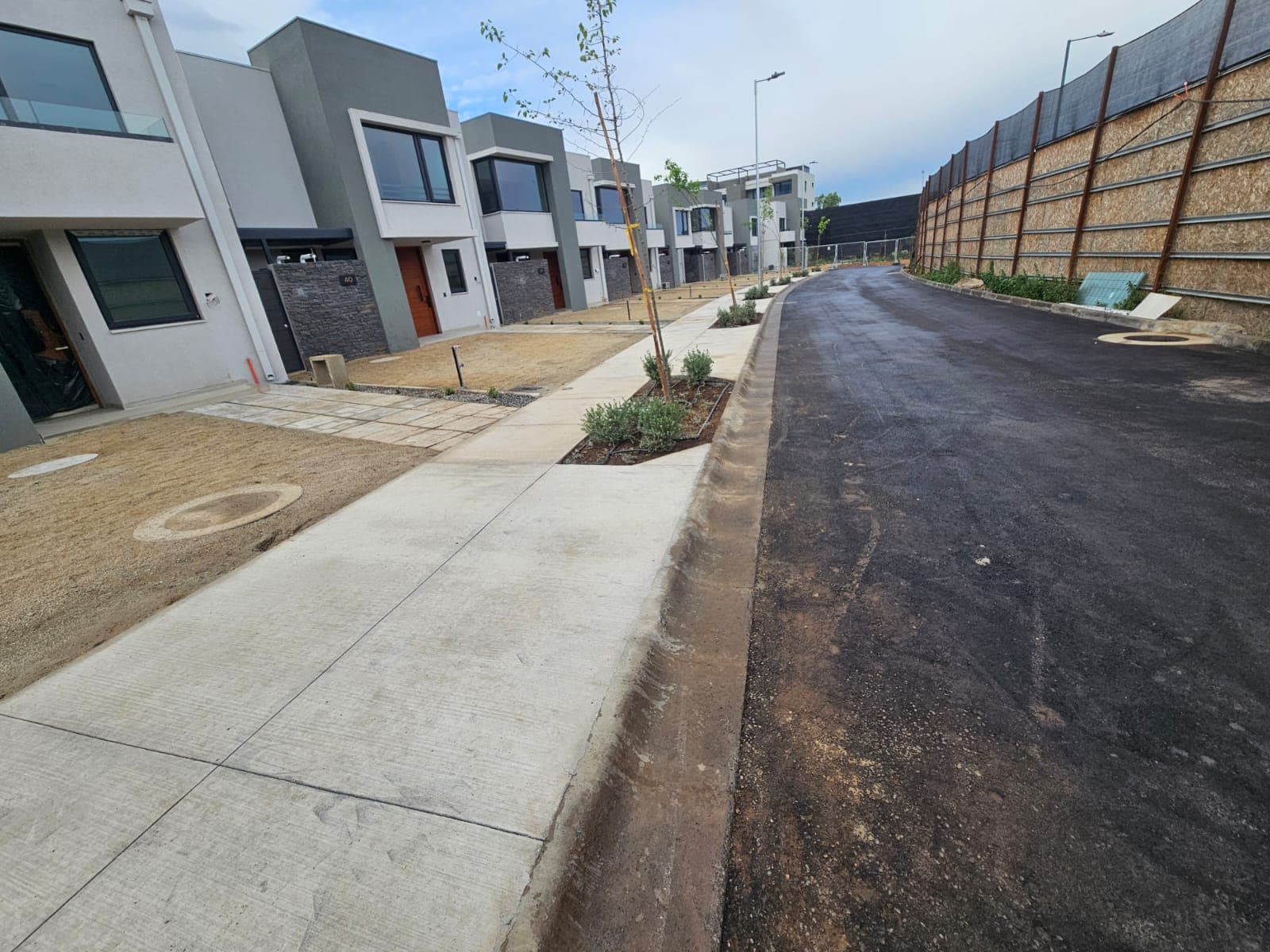 Instalación de pérgolas metálicas en terrazas de calles 3 y 4